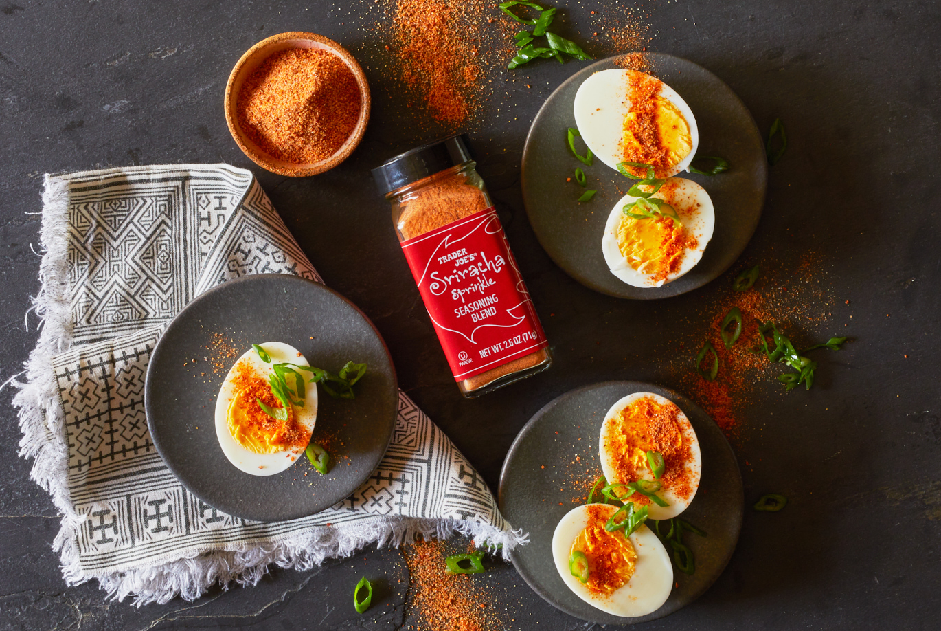 https://www.traderjoes.com/content/dam/trjo/context-images/75426-sriracha-sprinkle-pdp.jpg